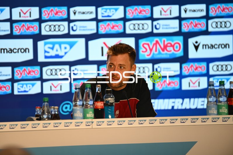 Nico Schneck (#998; VfB Stuttgart) bei der Pressekonferenz in Sinsheim