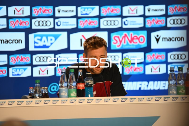 Nico Schneck (#998; VfB Stuttgart) bei der Pressekonferenz in Sinsheim