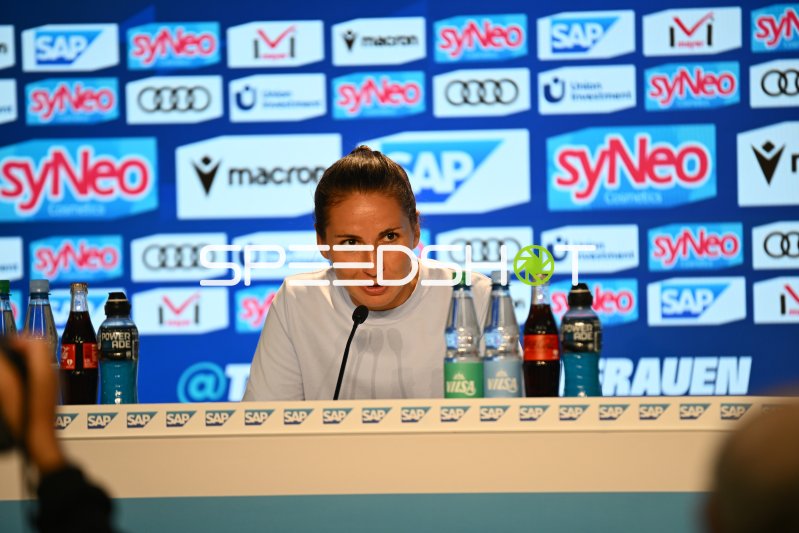 Eva-Maria Virsinger (TSG Hoffenheim) bei der Pressekonferenz in Sinsheim