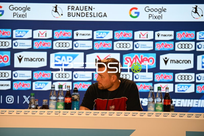 Nico Schneck (VfB Stuttgart) bei der Pressekonferenz in Sinsheim