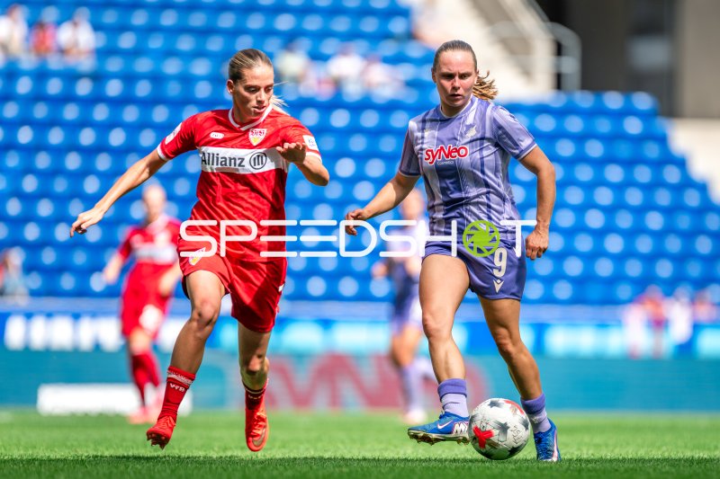 Dafina Redzepi (VfB Stuttgart) im Zweikampf mit Marie Steiner (#9; TSG Hoffenheim)