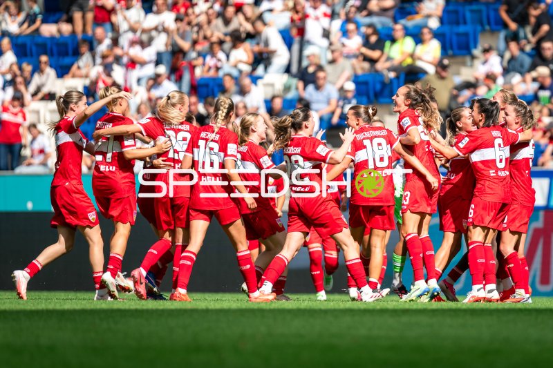 VfB Stuttgart Frauen bejubeln Torerfolg in der SNP Arena