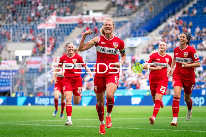 Maxi Rall (#8; VfB Stuttgart) jubelt nach Torerfolg