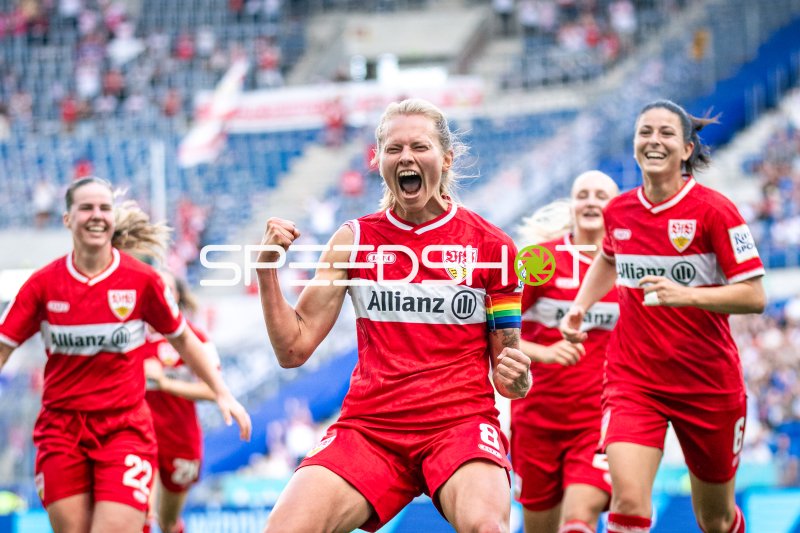 Maxi Rall (#8; VfB Stuttgart) jubelt mit Teamkolleginnen nach Torerfolg