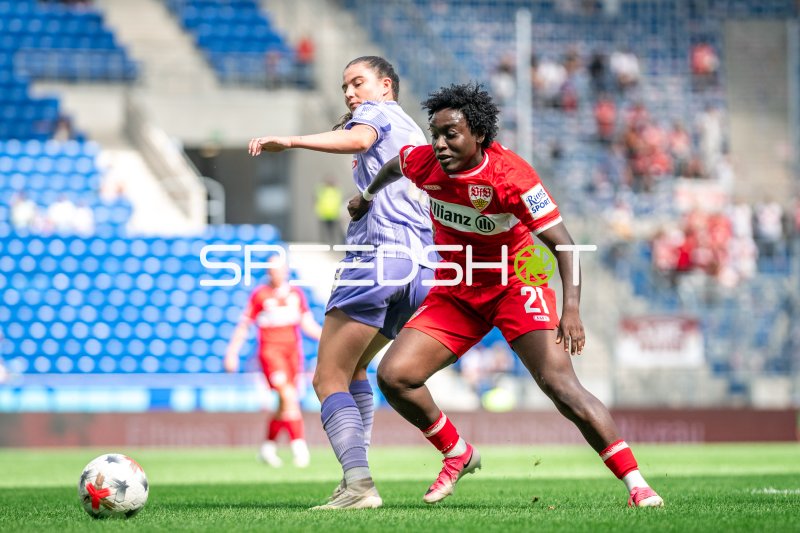 Mira Arouna (#21; VfB Stuttgart) im Zweikampf gegen Chiara Hahn (#23; TSG Hoffenheim)