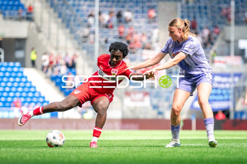 Lisa Doorn (#14; TSG Hoffenheim) im Zweikampf gegen VfB Stuttgart