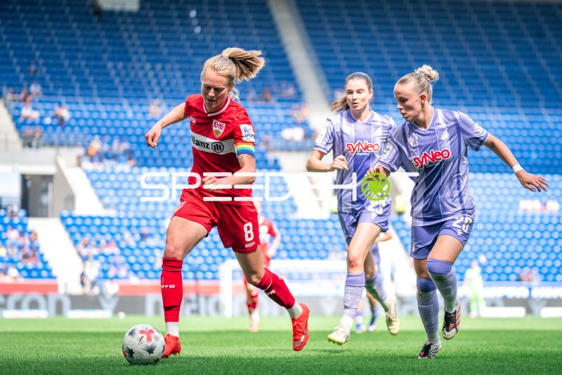 Maxi Rall (#8; VfB Stuttgart) im Zweikampf gegen Chiara Hahn (#23; TSG Hoffenheim)