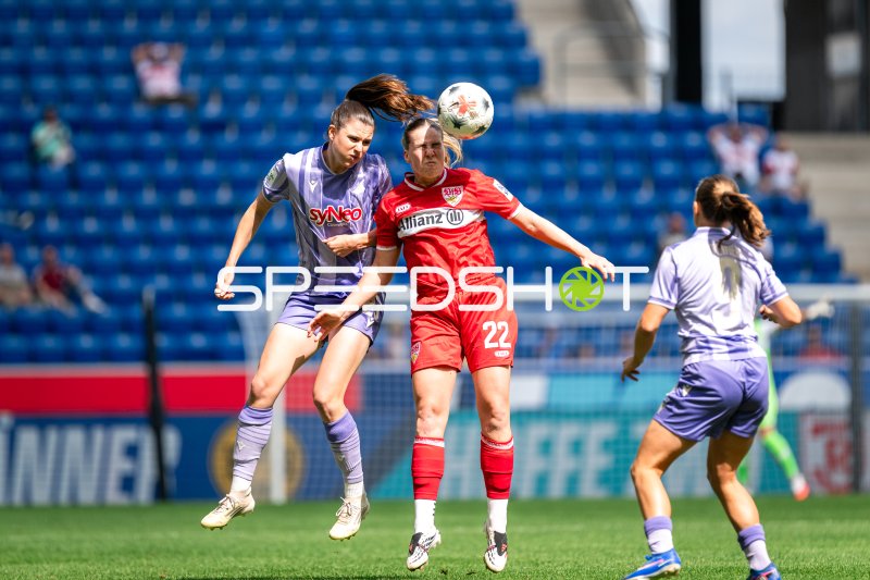 Adriana Achcinska (#22; VfB Stuttgart) im Kopfballduell gegen TSG Hoffenheim
