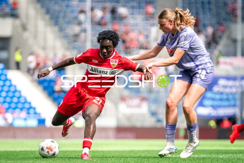 Mira Arouna (#21; VfB Stuttgart) im Zweikampf gegen Lisa Doorn (#14; TSG Hoffenheim)