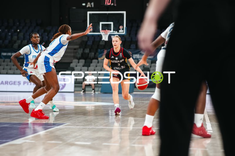 Matilda Blanarik (#3; Deutschland u16w) dribbelt gegen Frankreich