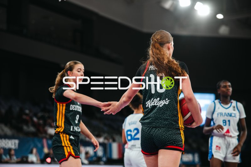 Nele Prowaznik (#18; Deutschland) mit Ball im Spielaufbau