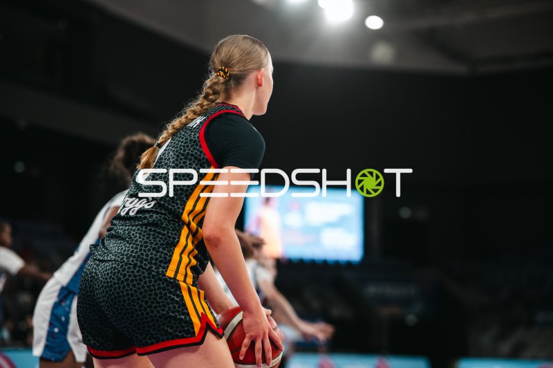 Deutschland u16w-Spielerin beobachtet das Spielgeschehen in Pitesti