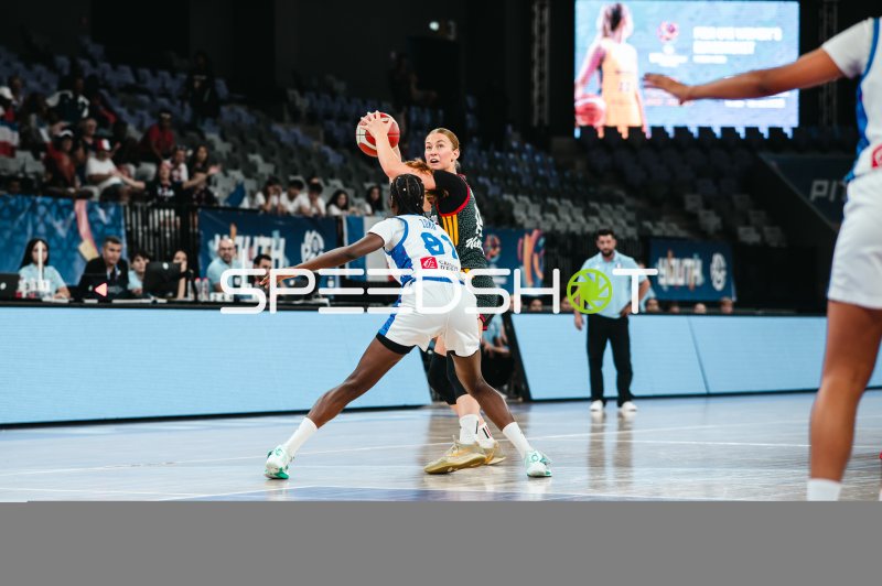 Nele Prowaznik (#18; Team Deutschland u16w 2026) im Wurfangriff