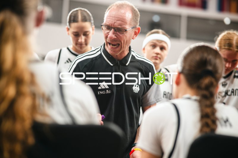 Trainer Deutschland u16w gibt Anweisungen beim Timeout