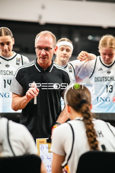 Trainer Deutschland u16w erklärt Taktik beim Timeout in Pitesti
