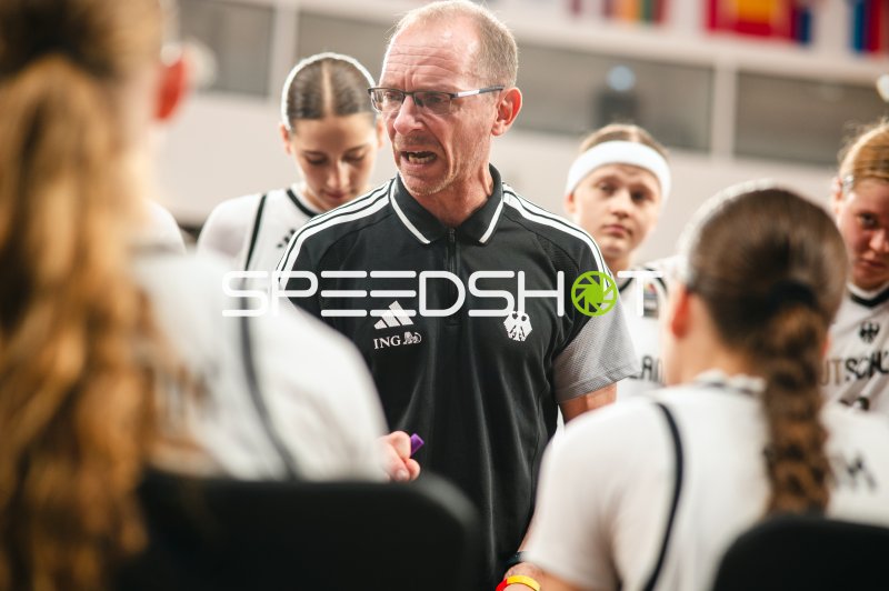 Trainer der deutschen U16-Frauen bei Teamansprache in Pitesti