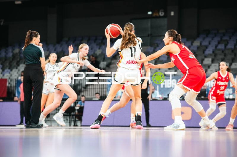 Jamie Zentgraf (#11; Deutschland u16w) im Angriff gegen Turkey