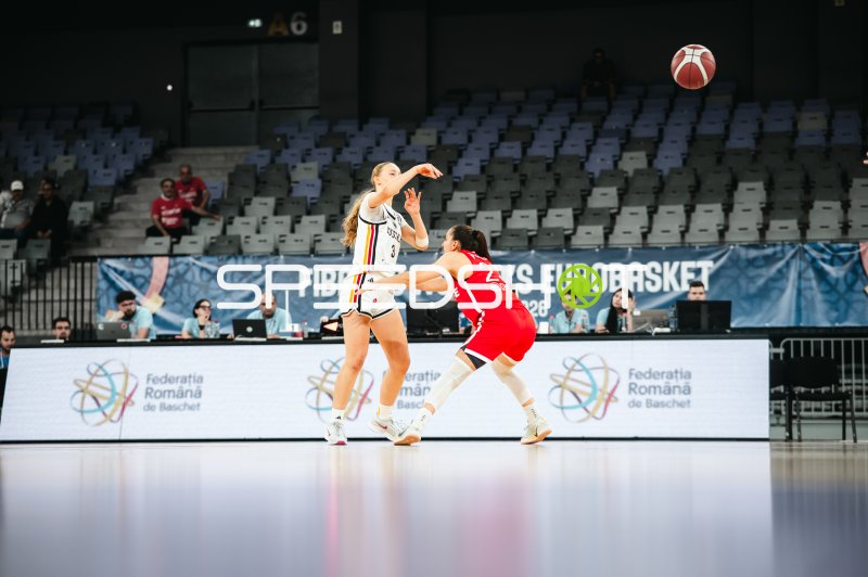 Matilda Blanarik (#3; Deutschland u16w) passt im Zweikampf gegen Turkey