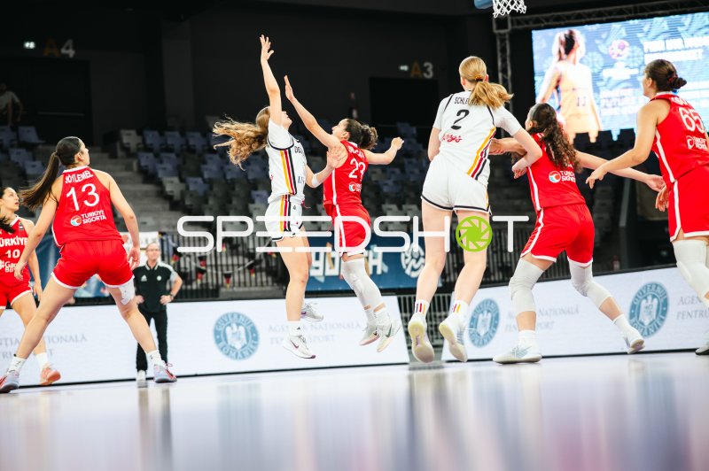 Catharina Schlechter (#2; Deutschland u16w) im Zweikampf gegen Zeynep Gulsen Sencan (#23; Turkey)