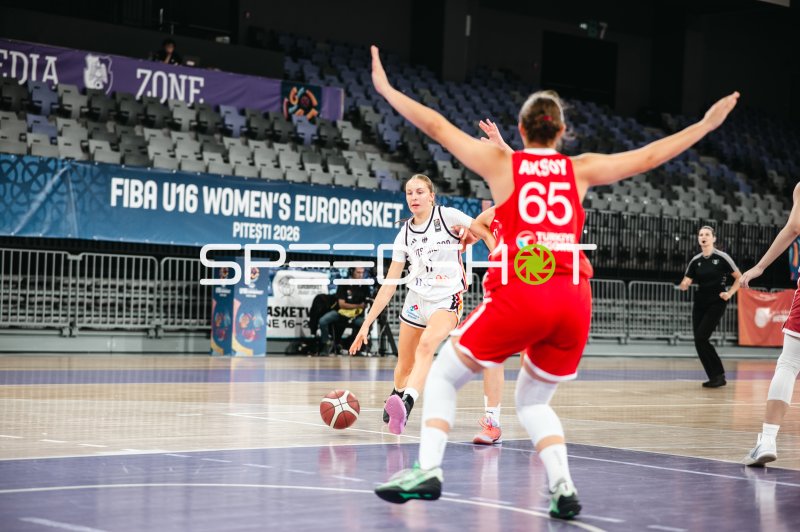 Jamie Zentgraf (#11; Deutschland u16w) dribbelt gegen Doga Nur Aksoy (#65; Turkey)
