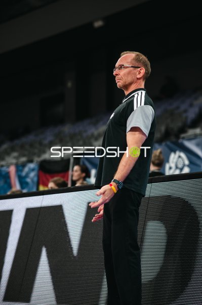 Trainer Team Deutschland u16w beobachtet das Spiel an der Seitenlinie