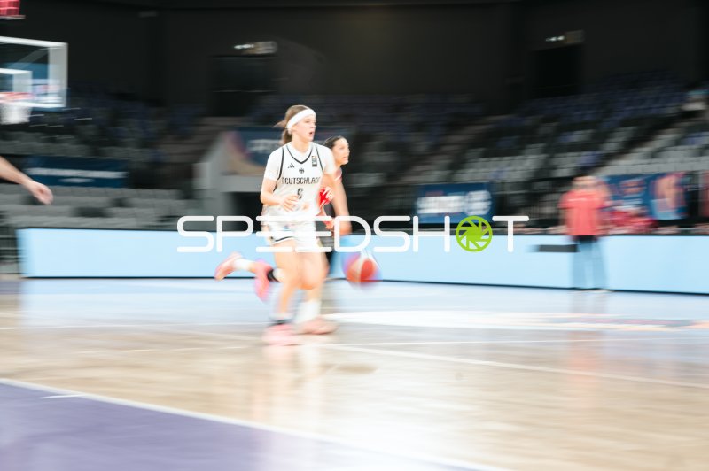 Ella Schrader (#9; Deutschland u16w) im Lauf mit Ball