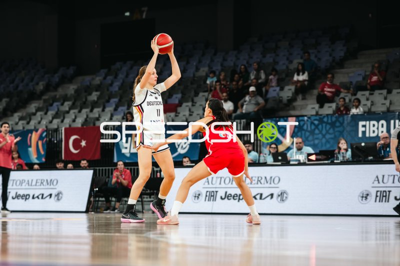 Jamie Zentgraf (#11; Deutschland u16w) beim Wurfversuch gegen Turkey
