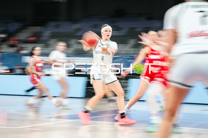 Emilia Atsur (#6; Deutschland u16w) beim Passspiel gegen Turkey