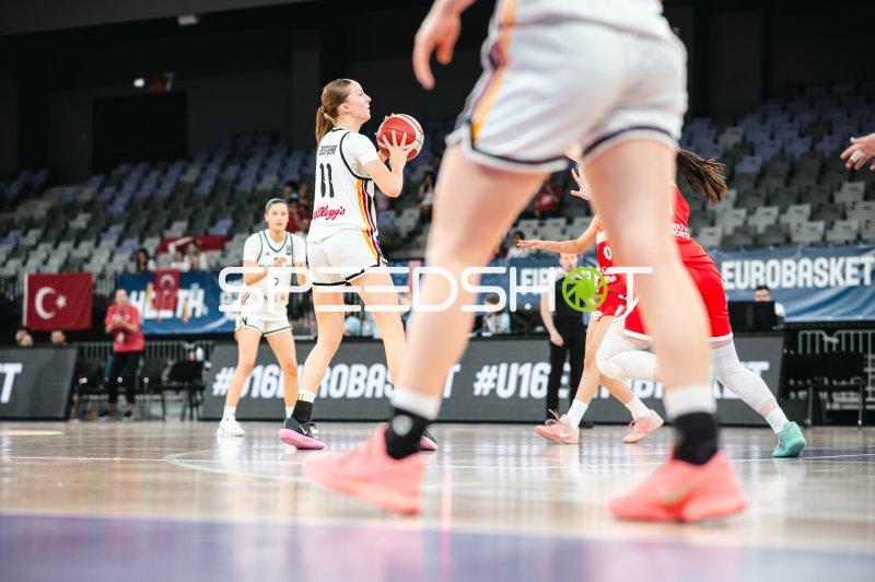 Jamie Zentgraf (#11; Deutschland u16w) beim Wurfversuch gegen Turkey