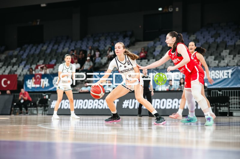 Jamie Zentgraf (#11; Deutschland u16w) im Dribbling gegen Turkey