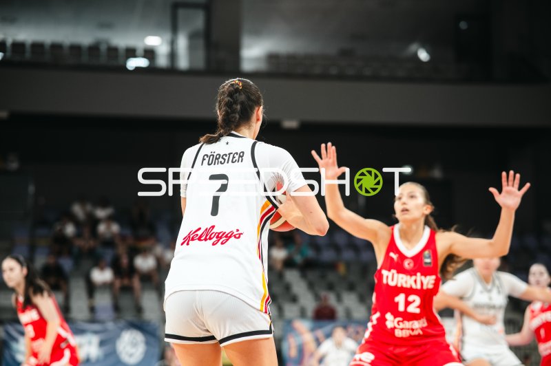 Lana Förster (#7; Deutschland u16w) im Angriff gegen Ezgi Ulker (#12; Turkey)