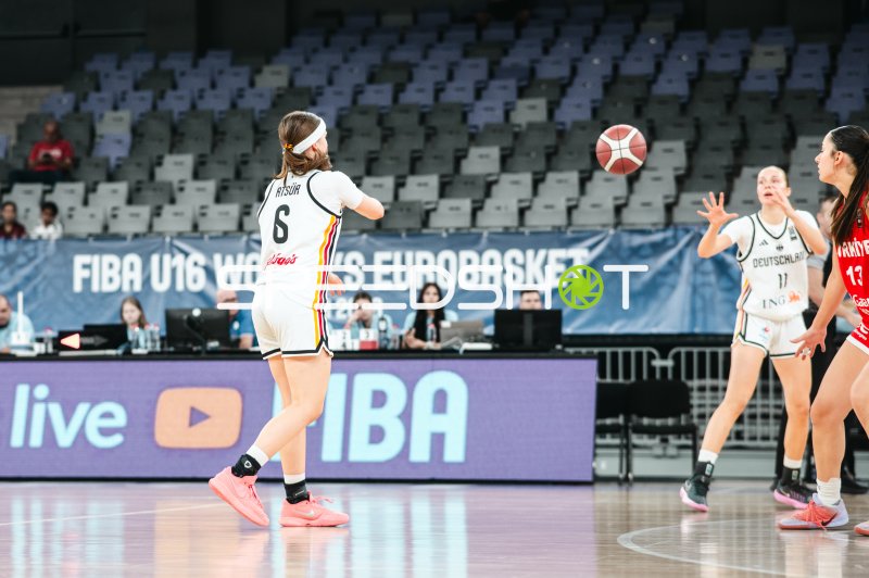 Emilia Atsur (#6; Deutschland u16w) passt zu Mitspielerin beim FIBA U16 Eurobasket