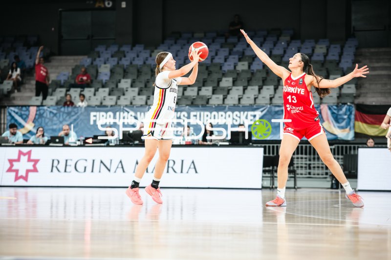 Emilia Atsur (#6; Deutschland u16w) beim Wurfversuch gegen Nisa Soylemez (#13; Turkey)