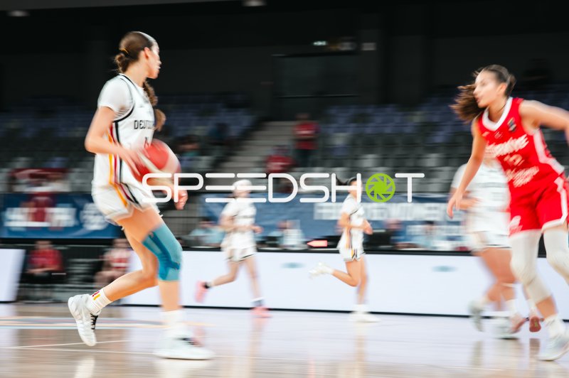 Deutschland u16w im Angriff gegen Turkey bei Jugend-Handball