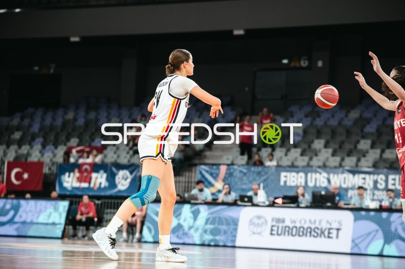 Mia Melissa Koloszar (#14; Deutschland u16w) beim Pass gegen Turkey