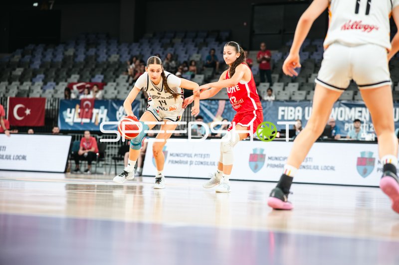 Mia Melissa Koloszar (#14; Deutschland u16w) im Dribbling gegen Turkey