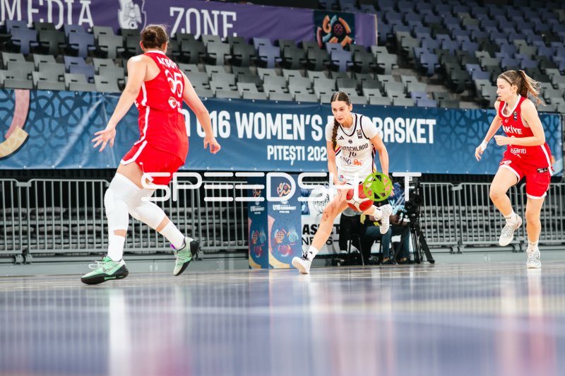 Mia Melissa Koloszar (#14; Deutschland u16w) dribbelt gegen Turkey