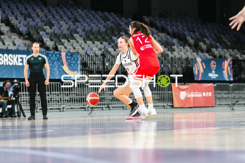 Ezgi Ulker (#12; Turkey) im Zweikampf gegen Deutschland u16w