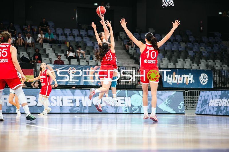 Kadriye Erva Ozek (#10; Turkey) blockt Wurfversuch gegen Deutschland u16w