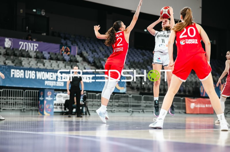 Jamie Zentgraf (#11; Deutschland u16w) beim Wurfversuch gegen Turkey