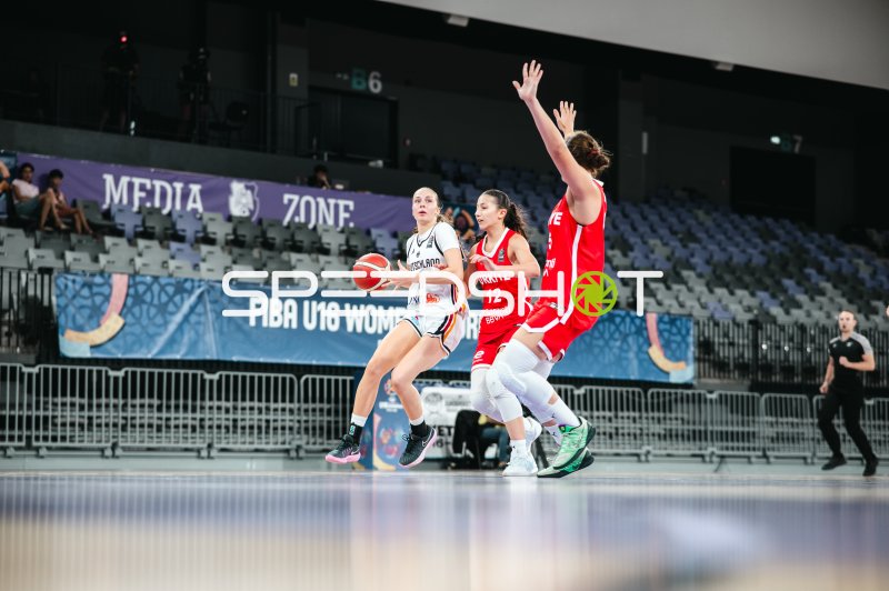 Jamie Zentgraf (#11; Deutschland u16w) im Angriff gegen Turkey
