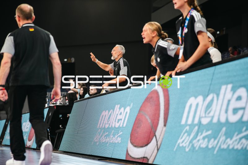 Deutschlands Trainerteam gibt Anweisungen von der Seitenlinie