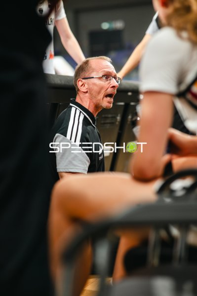 Trainer Deutschland u16w gibt lautstark Anweisungen an der Seitenlinie