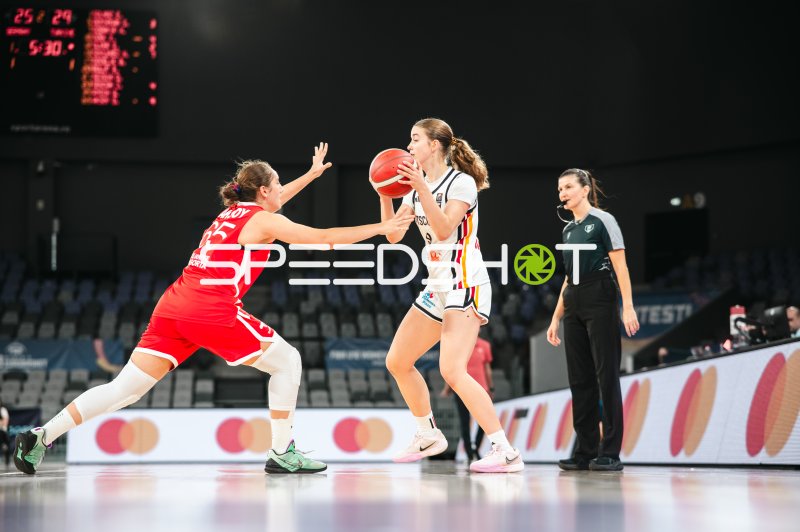 Ella Schrader (#9; Deutschland u16w) im Zweikampf gegen Doga Nur Aksoy (#65; Turkey)