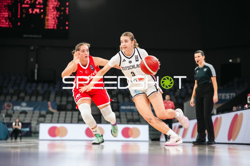 Ella Schrader (#9; Deutschland u16w) dribbelt gegen Turkey-Verteidigerin