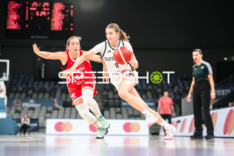 Ella Schrader (#9; Deutschland u16w) dribbelt gegen Doga Nur Aksoy (#65; Turkey)