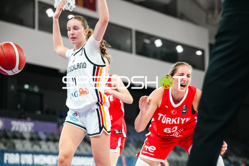 Jamie Zentgraf (#11; Deutschland u16w) blockt gegen Turkey bei FIBA U16