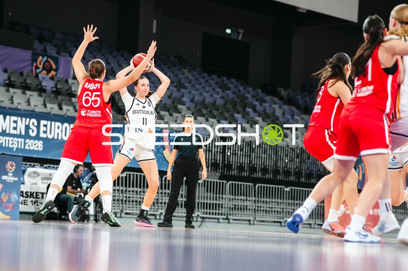 Jamie Zentgraf (#11; Deutschland u16w) beim Wurfversuch gegen Turkey
