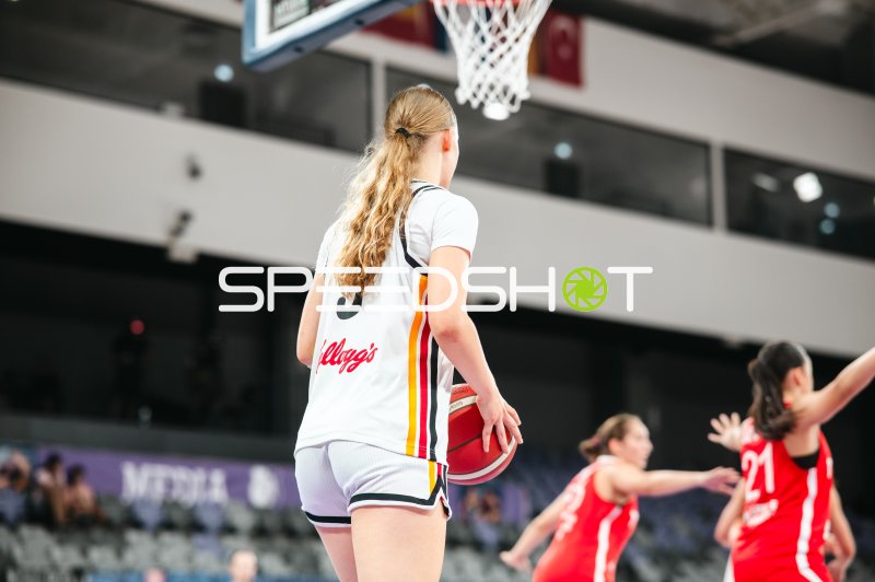 Deutschland u16w vs. Turkey – Spielerin mit Ball unter dem Korb