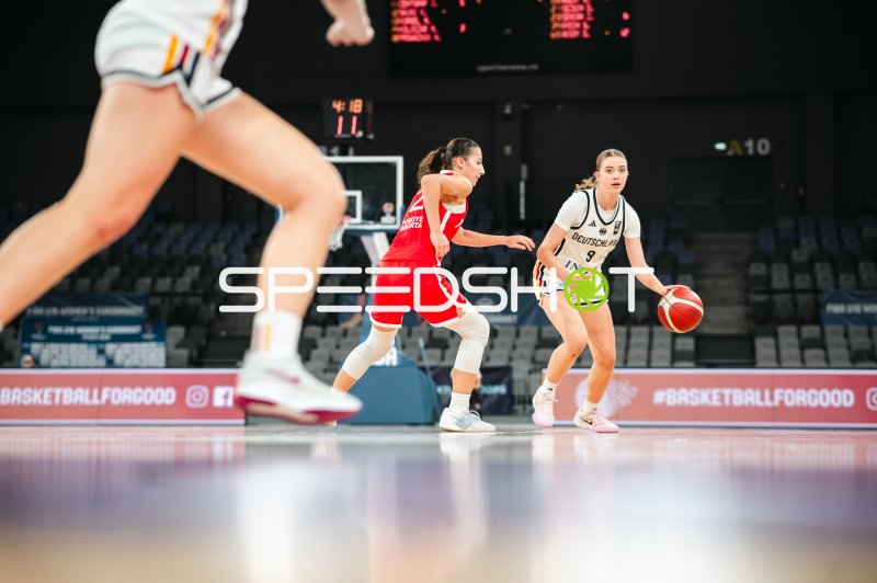 Ella Schrader (#9; Deutschland u16w) im Dribbling gegen Turkey